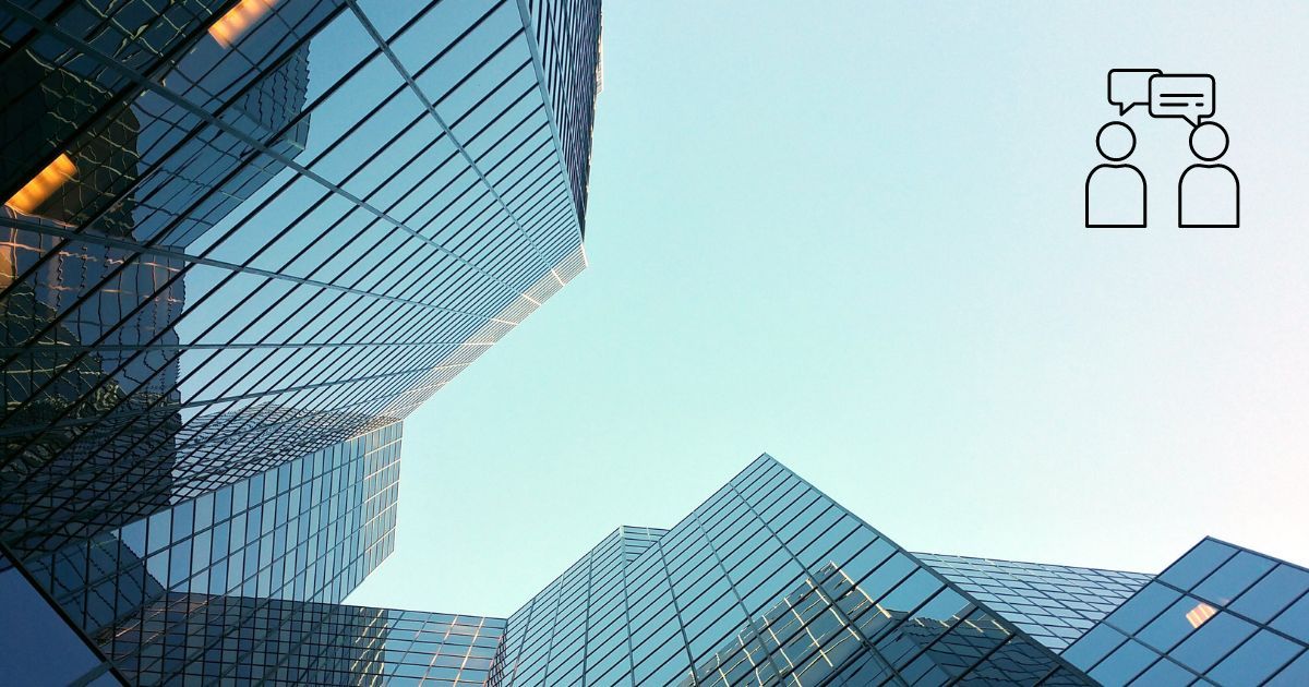 Mehrere Bürogebäude mit Blick auf dem Himmel und Kommunikationsgrafik