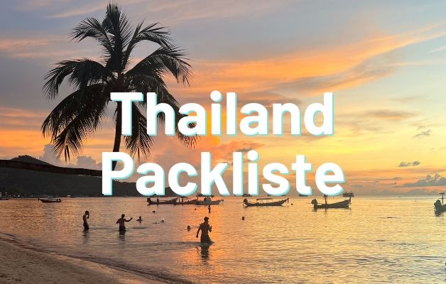 Sonnenuntergang am Strand von Thailand mit Palmen, Menschen im Wasser und Booten im Meer, darüber der Text 'Thailand Packliste' in Weiß.